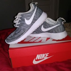 🚨FINAL SALE🚨 Nike Roshe One Print